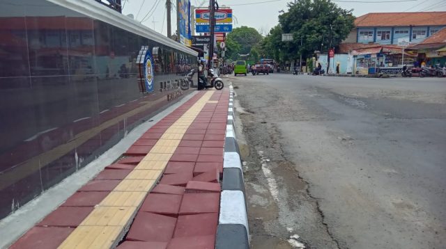 Pejalan Kaki Keluhkan Proyek Trotoar Seumur Jagung Sudah Rusak