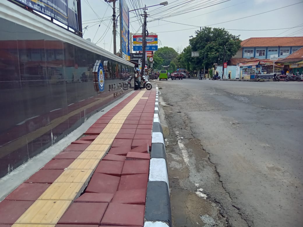 Pejalan Kaki Keluhkan Proyek Trotoar Seumur Jagung Sudah Rusak