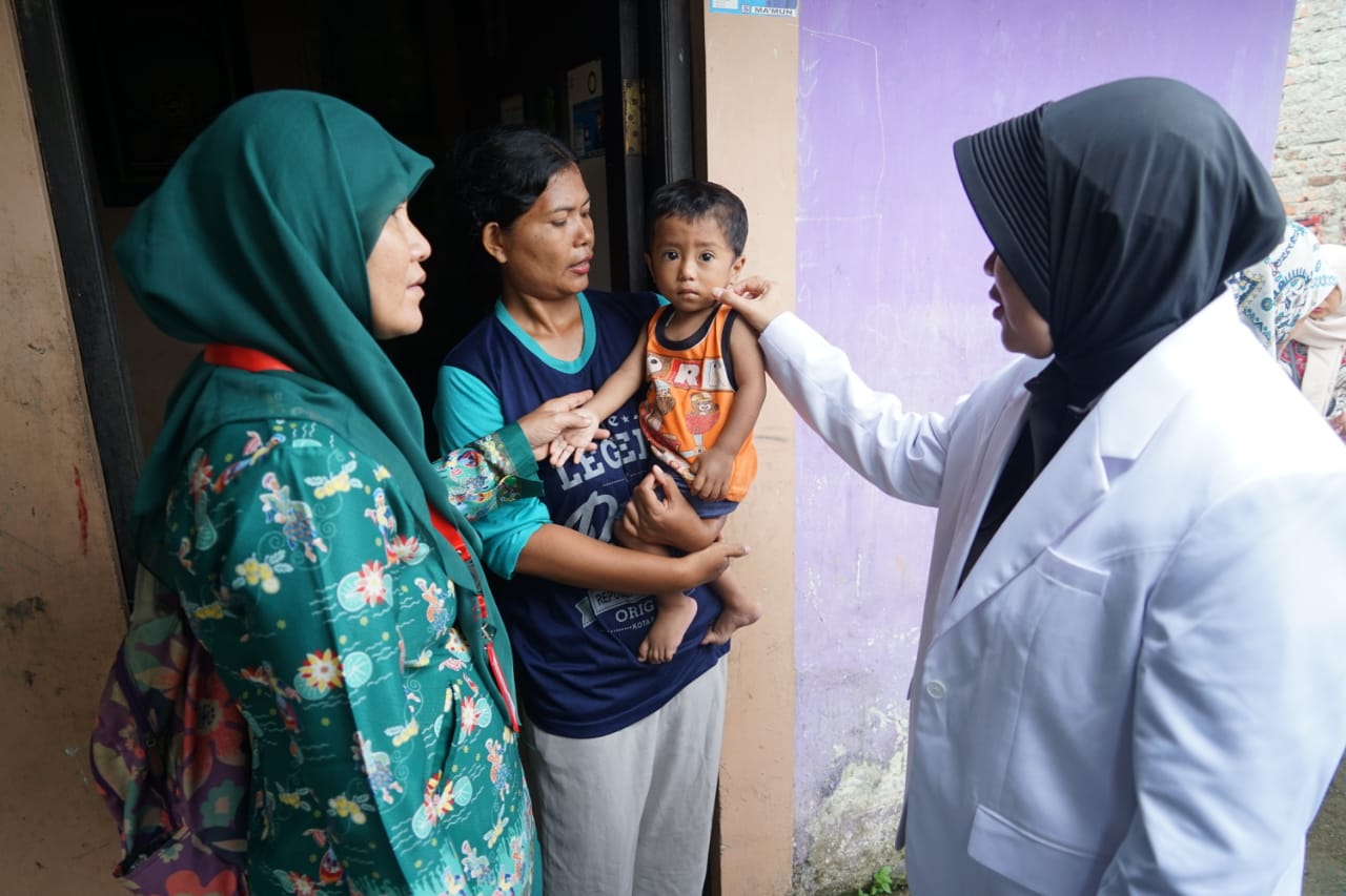Cegah Stunting, Polres Metro Bekasi Berikan Layanan Kesehatan dan Bantuan Tambahan Makanan untuk Masyarakat