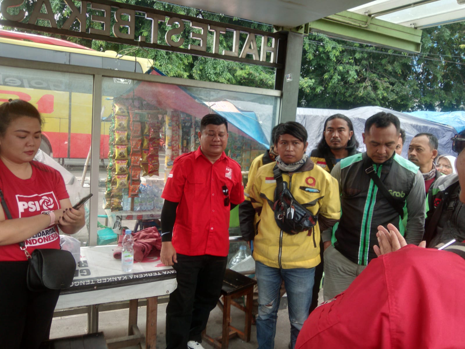 Irwan Kurnia Simanjuntak Caleg PSI,Sosialisasi Visi Misi Blusukan Stasiun Kota Bekasi Sampai Pasar Temui Ojol Dan Pedagang