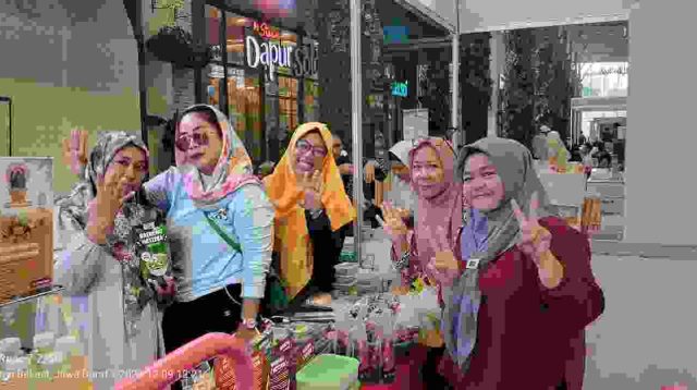 Rizka Afriani SE, Caleg Dapil 6 DPRD Kabupaten Bekasi Bela UMKM Borong Produk di Living Plaza