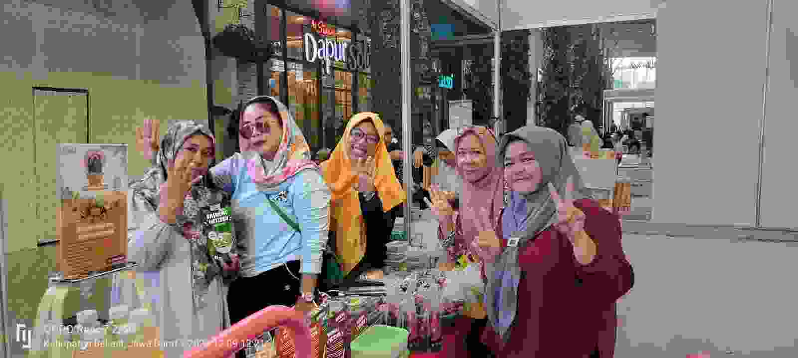 Rizka Afriani SE, Caleg Dapil 6 DPRD Kabupaten Bekasi Bela UMKM Borong Produk di Living Plaza