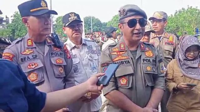 Sat Pol PP Kabupaten Bekasi gabungan penertiban bangunan liar yang ada di SS Sukatani Pulosirih