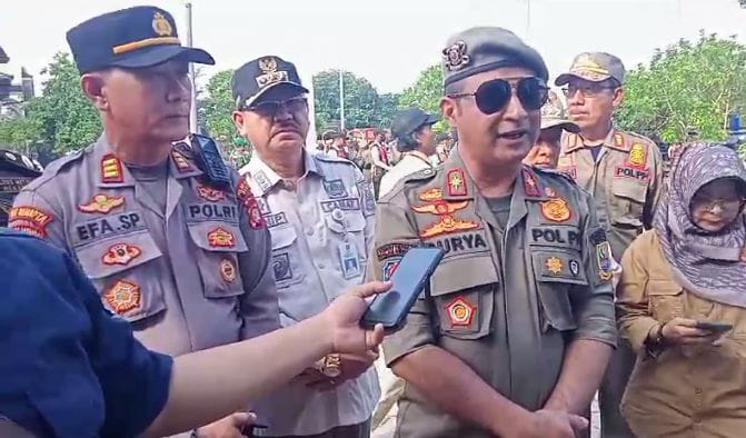 Sat Pol PP Kabupaten Bekasi gabungan penertiban bangunan liar yang ada di SS Sukatani Pulosirih