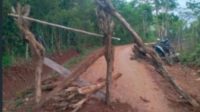 Di Nilai Ingkar Janji, Warga Blokade Jalan Menuju PT. ELLAP/KKST