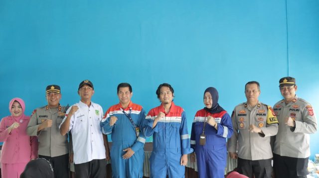 Sukses Gelar Bagikan 100 Paket Bansos di Dua Desa