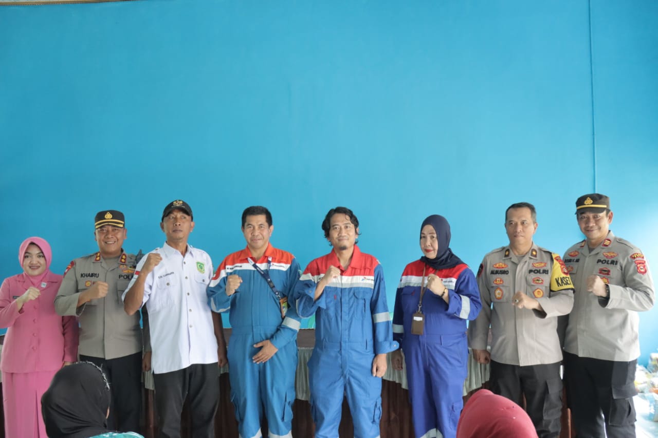 Sukses Gelar Bagikan 100 Paket Bansos di Dua Desa