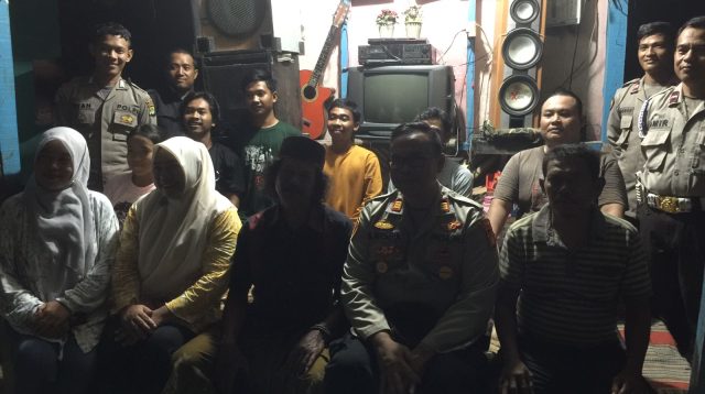 Dengar keluhan masalah keamanan, Kapolsek Pebayuran gelar Cangkrukan bersama Masyarakat di Poskamling