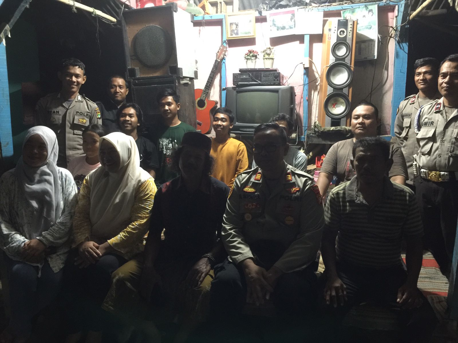 Dengar keluhan masalah keamanan, Kapolsek Pebayuran gelar Cangkrukan bersama Masyarakat di Poskamling