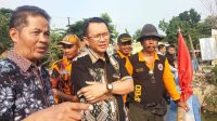 Pj Bupati Bekasi didampingi Camat Karangbahagia Tinjau Kerjabakti Bersihkan Kali Ciherang