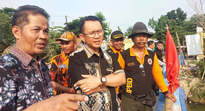 Pj Bupati Bekasi didampingi Camat Karangbahagia Tinjau Kerjabakti Bersihkan Kali Ciherang