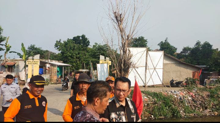 Pj Bupati Bekasi didampingi Camat Karangbahagia Tinjau Kerjabakti Bersihkan Kali Ciherang 1 Dokumentasi Temporatur.com