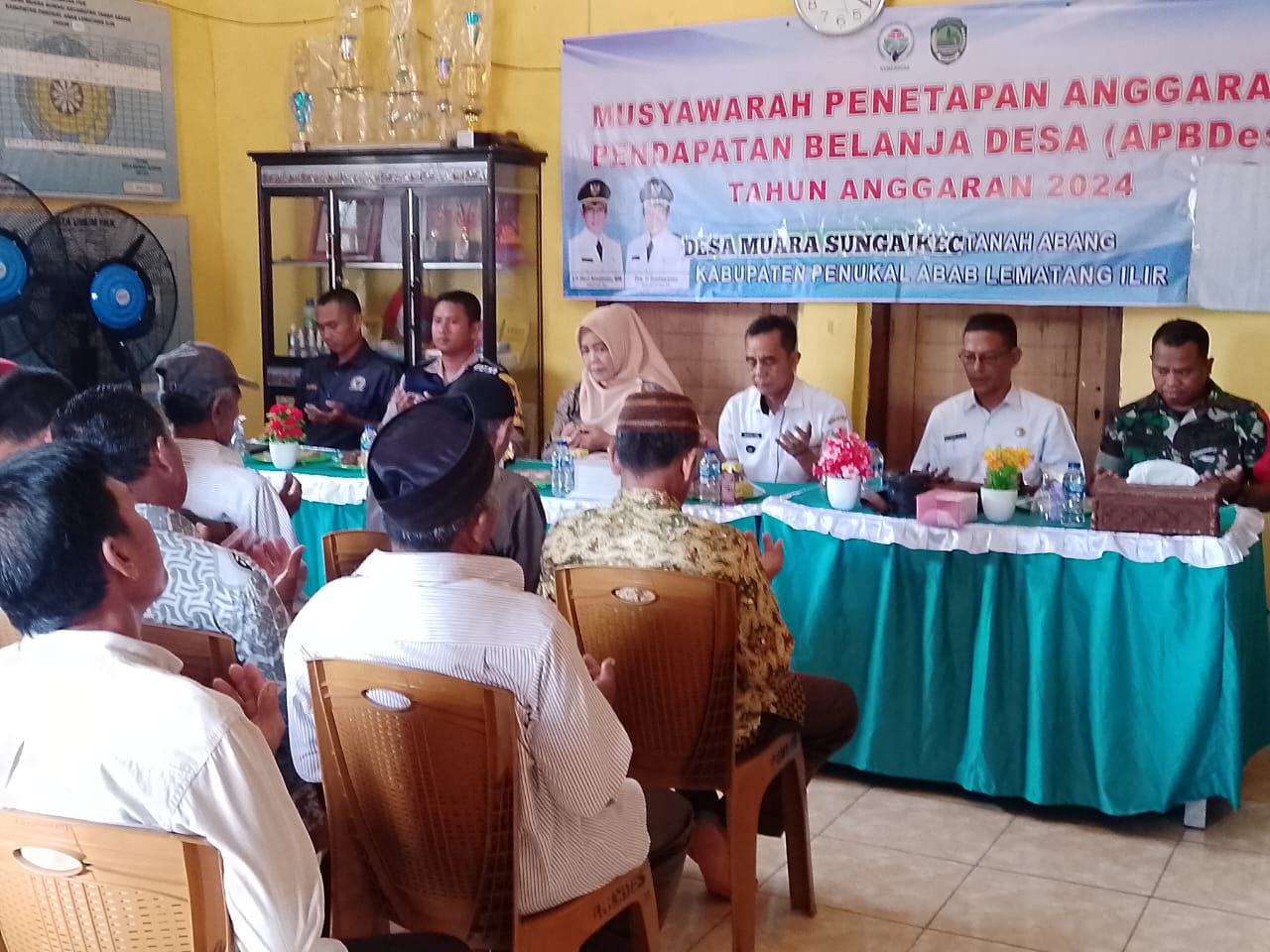 Polsek Tanah Abang Menghadiri Kegiatan Musyawarah Penetapan Anggaran Pendapatan Belanja Desa (APBDes) 2024 Muara Sungai