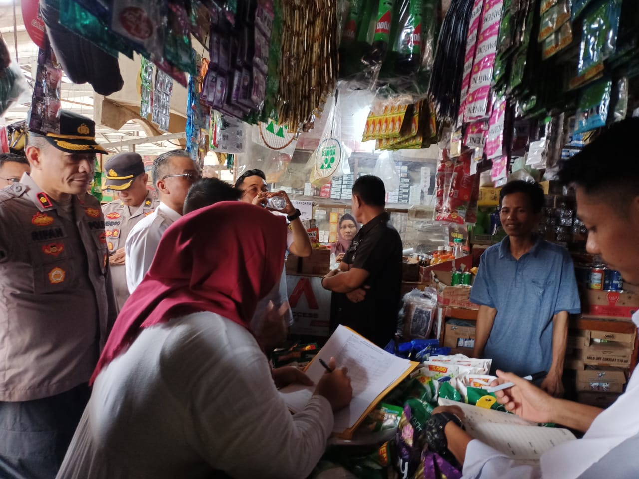 Polsek Talang Ubi Bersama TPID Kabupaten PALI Melakukan Sidak dan Pengecekan Harga Bahan Pokok