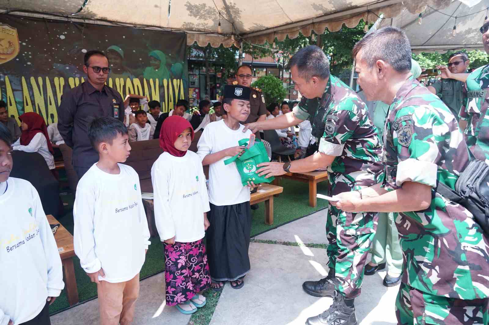 Sambut HUT Kodam jaya/Jayakarta Ke 75 Dandim 0509 Kabupaten Bekasi Bagikan Santunan Kepada Ratusan Anak Yatim-Piatu