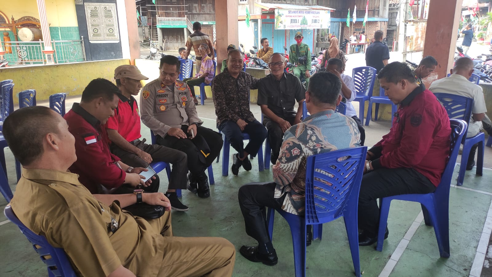 Dalam Upaya Mendekatkan Diri Dengan Masyarakat, Polres PALI Melalui Polsek Penukal Utara Menggelar Kegiatan Jumat Curhat