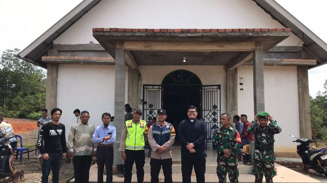 Setiap Gereja di Kabupaten PALI Provinsi Sumatera Selatan (Sumsel ), Dijaga Ketat Oleh Aparat Kepolisian Resort PALI Saat Perayaan Natal