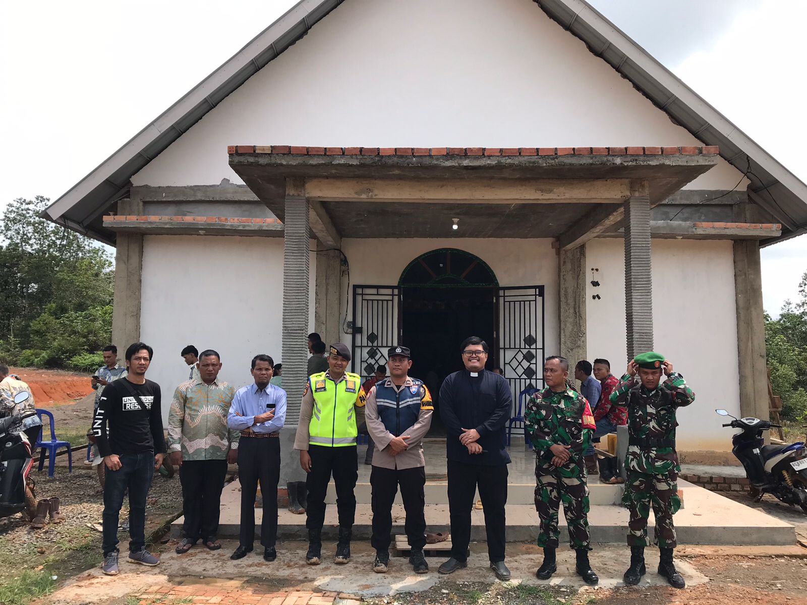 Setiap Gereja di Kabupaten PALI Provinsi Sumatera Selatan (Sumsel ), Dijaga Ketat Oleh Aparat Kepolisian Resort PALI Saat Perayaan Natal