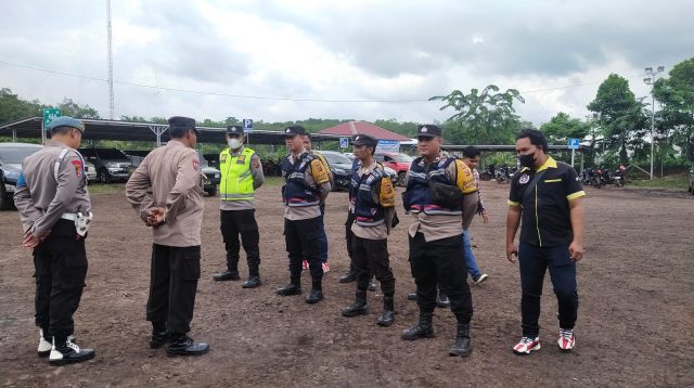 Kapolsek Tanah Abang IPTU Darmawansyah, SH.MH, memimpin pengamanan di kantor PT. Servo Lintas Raya (SLR) KM 36