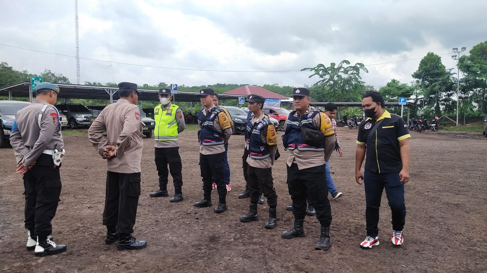 Kapolsek Tanah Abang IPTU Darmawansyah, SH.MH, memimpin pengamanan di kantor PT. Servo Lintas Raya (SLR) KM 36