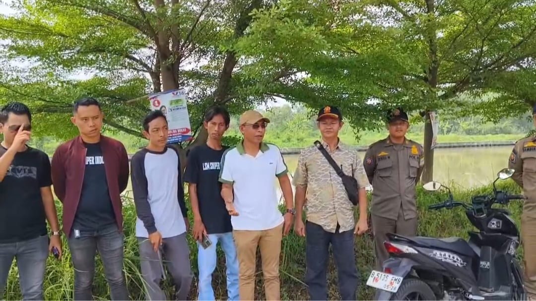 LSM Sniper Bersama Satpol PP Kabupaten Bekasi Tertibkan APK yang dipasang Sembarangan