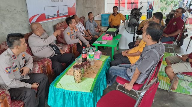 Polsek Penukal Utara Menggelar Kegiatan Jumat Curhat di Desa Prabumenang