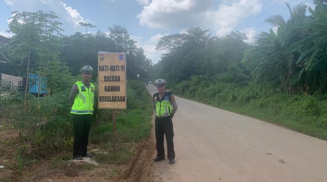 Satuan Lalu lintas Polres PALI Polda Sumsel Memang Banner Disepanjang Jalan Mulai Dari Simpang Lima Pendopo Menuju Desa Sungai Baung dan Benakat Minyak