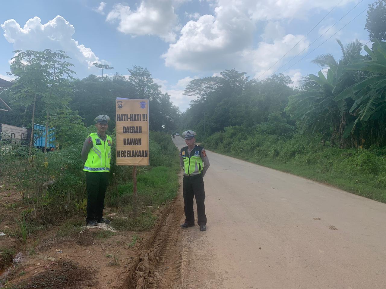 Satuan Lalu lintas Polres PALI Polda Sumsel Memang Banner Disepanjang Jalan Mulai Dari Simpang Lima Pendopo Menuju Desa Sungai Baung dan Benakat Minyak
