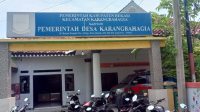 Kepala Desa Karangbahagia didemo Para Stafnya Gegara Honor Belum dibayarkan