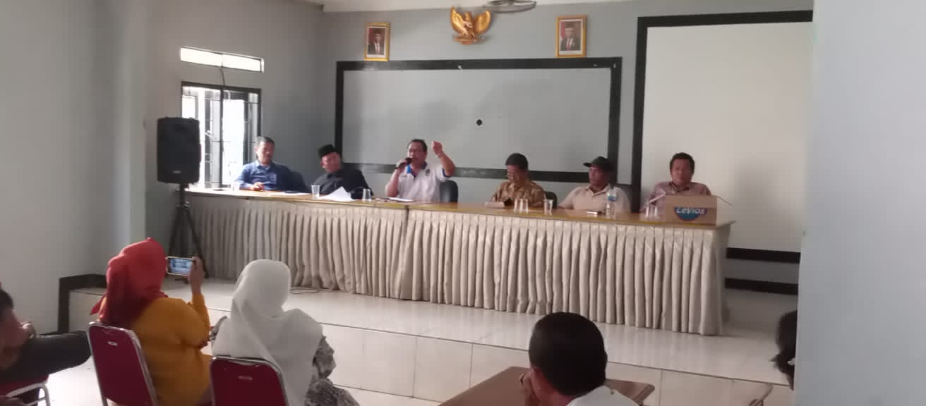 Kepala Desa Karangbahagia didemo Para Stafnya Gegara Honor Belum dibayarkan 1 Dokumentasi Temporatur.com para staf dan perangkat desa Karangbahagia yang menuntut gaji dan honornya yang belum dibayarkan.(Jumat,28/12/2023)