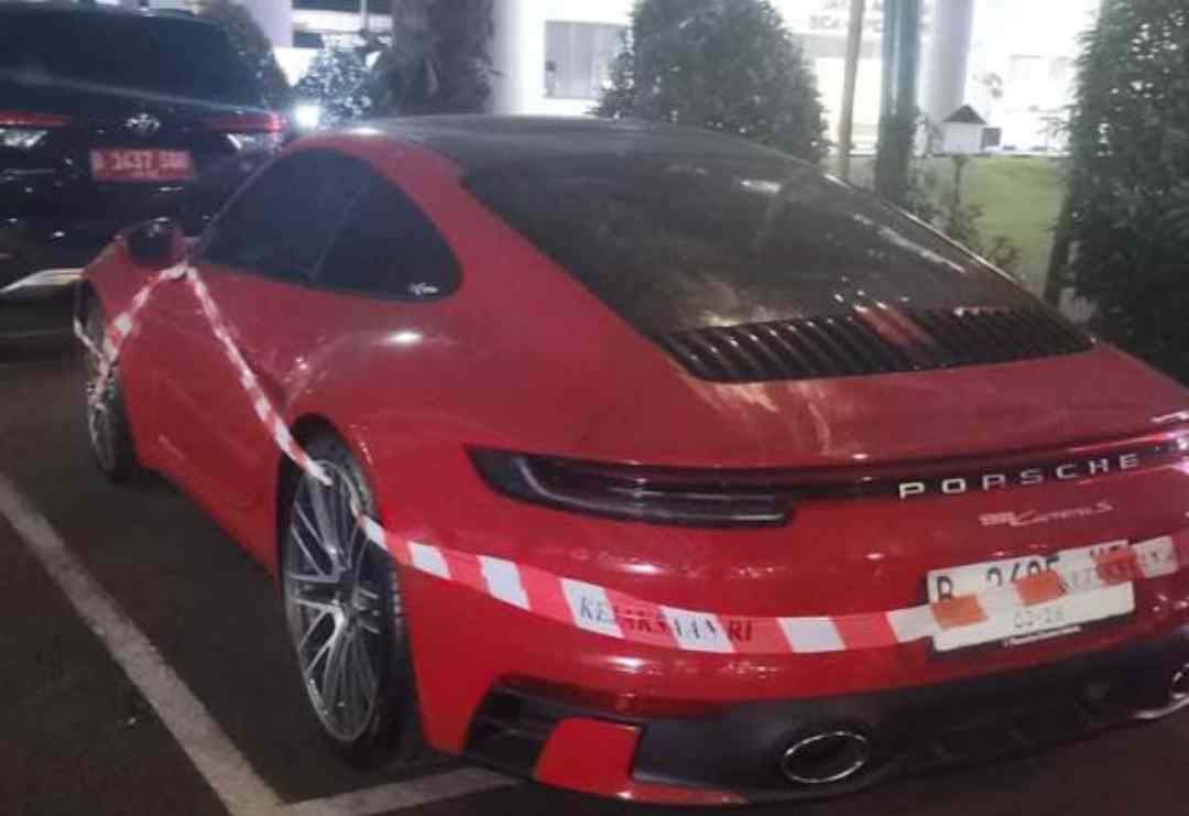 Dugaan Korupsi Bakti Kominfo,Sedan Mewah Seharga 3 Milyar disita Penyidik Kejagung