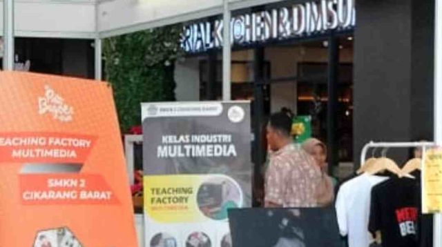 SMKN2 Cikarang Barat Pamerkan Produk Siswanya di UMKM Expo Kabupaten Bekasi