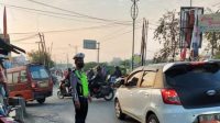 Parkir Liar Memakan Badan Jalan di Perempatan Tegal Danas
