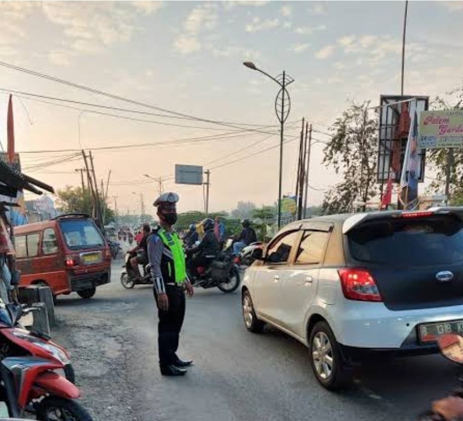 Parkir Liar Memakan Badan Jalan di Perempatan Tegal Danas