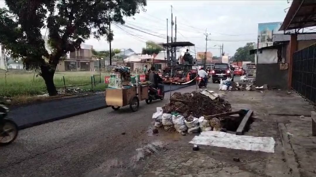 Keterangan gambar : Perbaikan jalan rusak oleh Dinas SDABMBK Kabupaten Bekasi