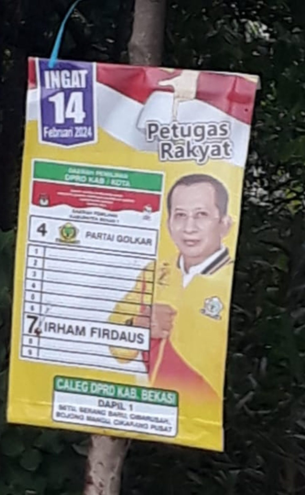 Salah satu APK yang di pasang di pepohonan (dokumentasi Temporatur.com)