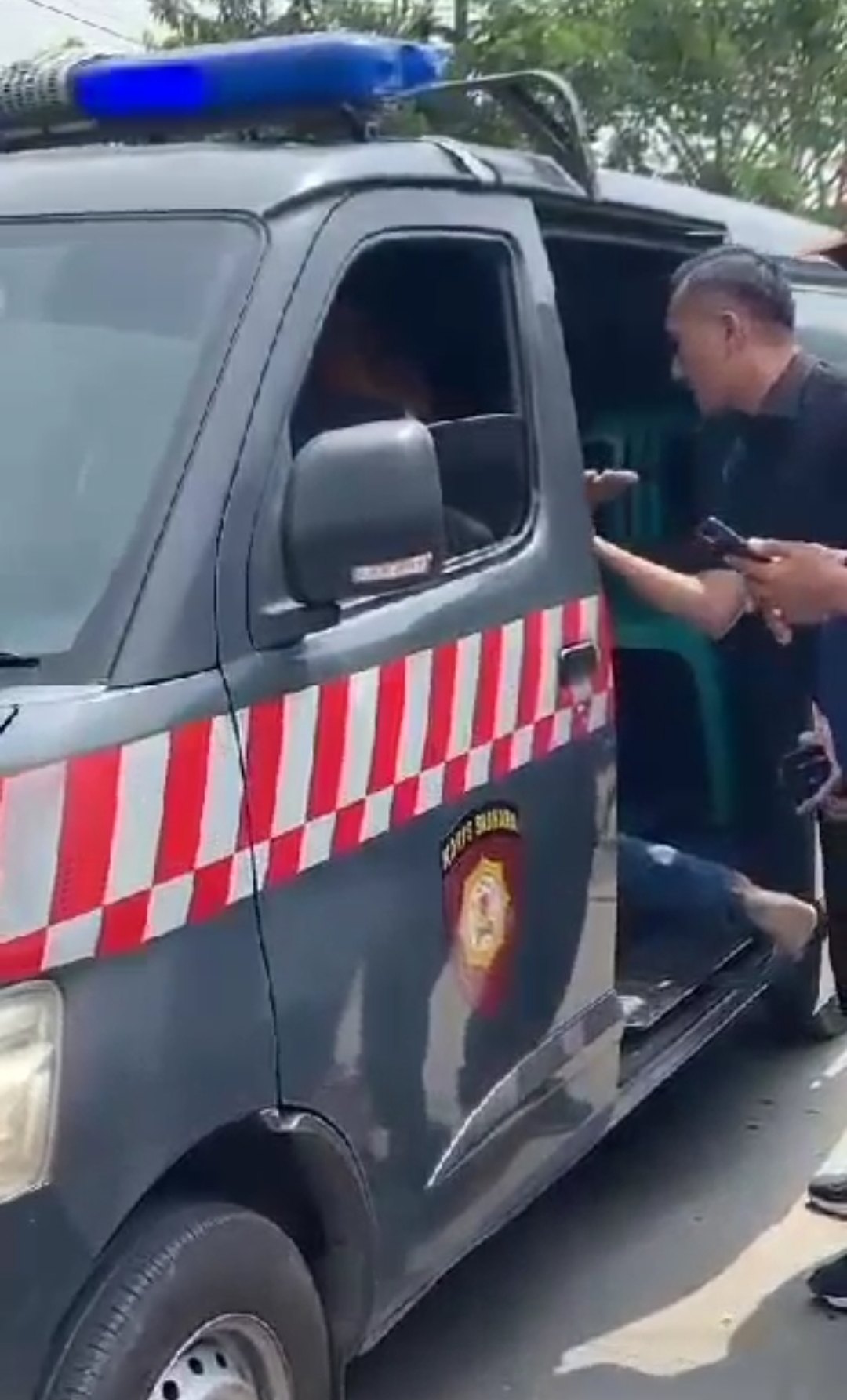 2 Orang Diduga Begal Jadi Bulan – bulanan Massa, Polsek Sukatani Berhasil Amankan Pelaku