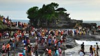 Lebih Dari 10 ribu pengunjung padati Tanah Lot Bali