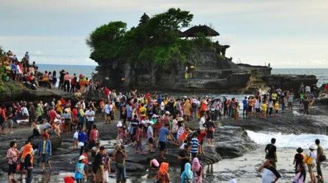 Lebih Dari 10 ribu pengunjung padati Tanah Lot Bali