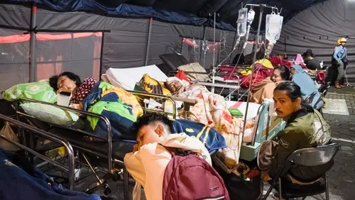 Akibat Gempa Ratusan Pasien RSUD Sumedang Dievakuasi ke Luar Gedung