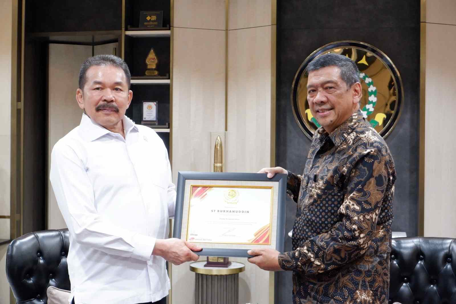 Jaksa Agung ST Burhanuddin Terima Penghargaan Best Achievement Award 2023 dari Rakyat Merdeka
