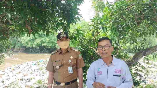 Camat Sukakarya Tinjau Pengerukan Sampah di Bendungan Caringin Kali Ciherang