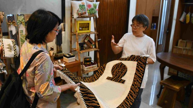 Kunjungi Sentra UMKM di Garut, Amanda: Mari Kembangkan Produk Unggulan