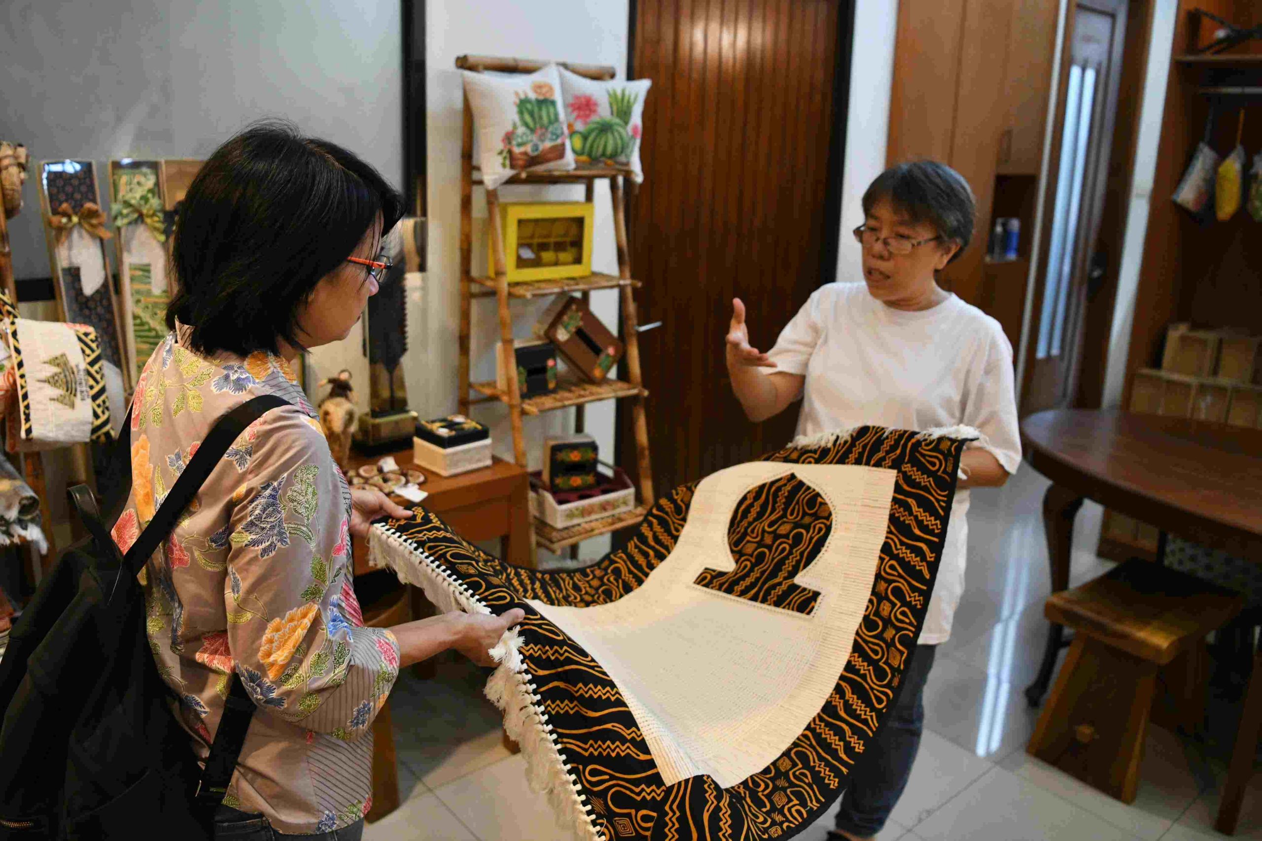 Kunjungi Sentra UMKM di Garut, Amanda: Mari Kembangkan Produk Unggulan