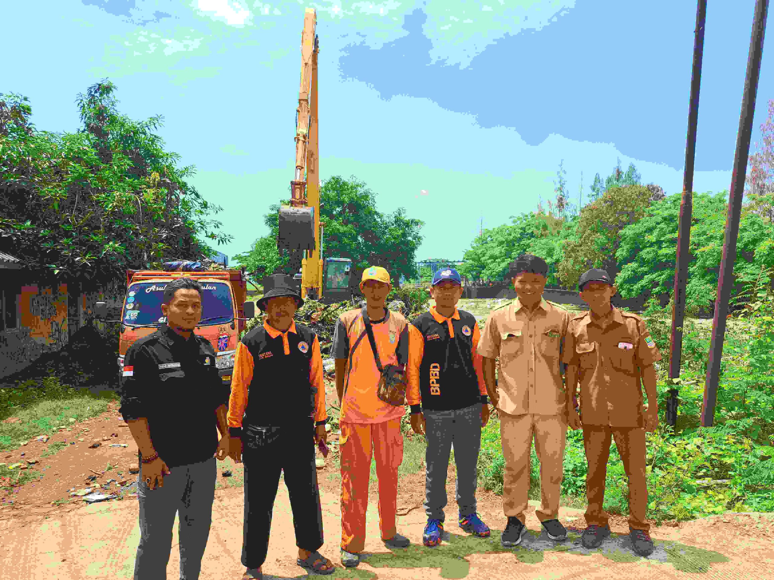 Destana,DLH dan SDAMBK Kabupaten Bekasi Lakukan Pengerukan Sampah di Jembatan Bendungan Caringin Kali Ciherang