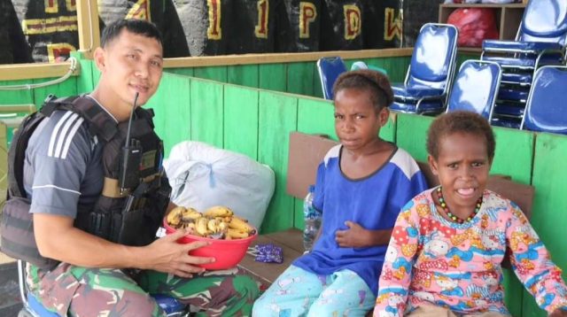 Satgas Mobile Yonif 411 Kostrad Borong Pisang Adik Larina