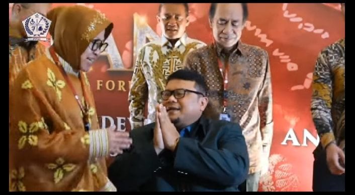 Ketum PPDI H.Norman Yulian bersama Menteri Sosial Tri Rismaharini
