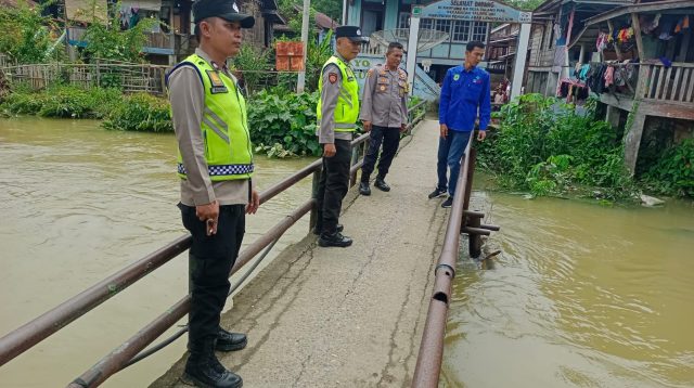 Kapolsek Talang Ubi, Kompol Rifan Wijaya, ST, Bersama Timnya, Melakukan Monitoring dan Pengecekan Tinggi Banjir di Talang Pipa