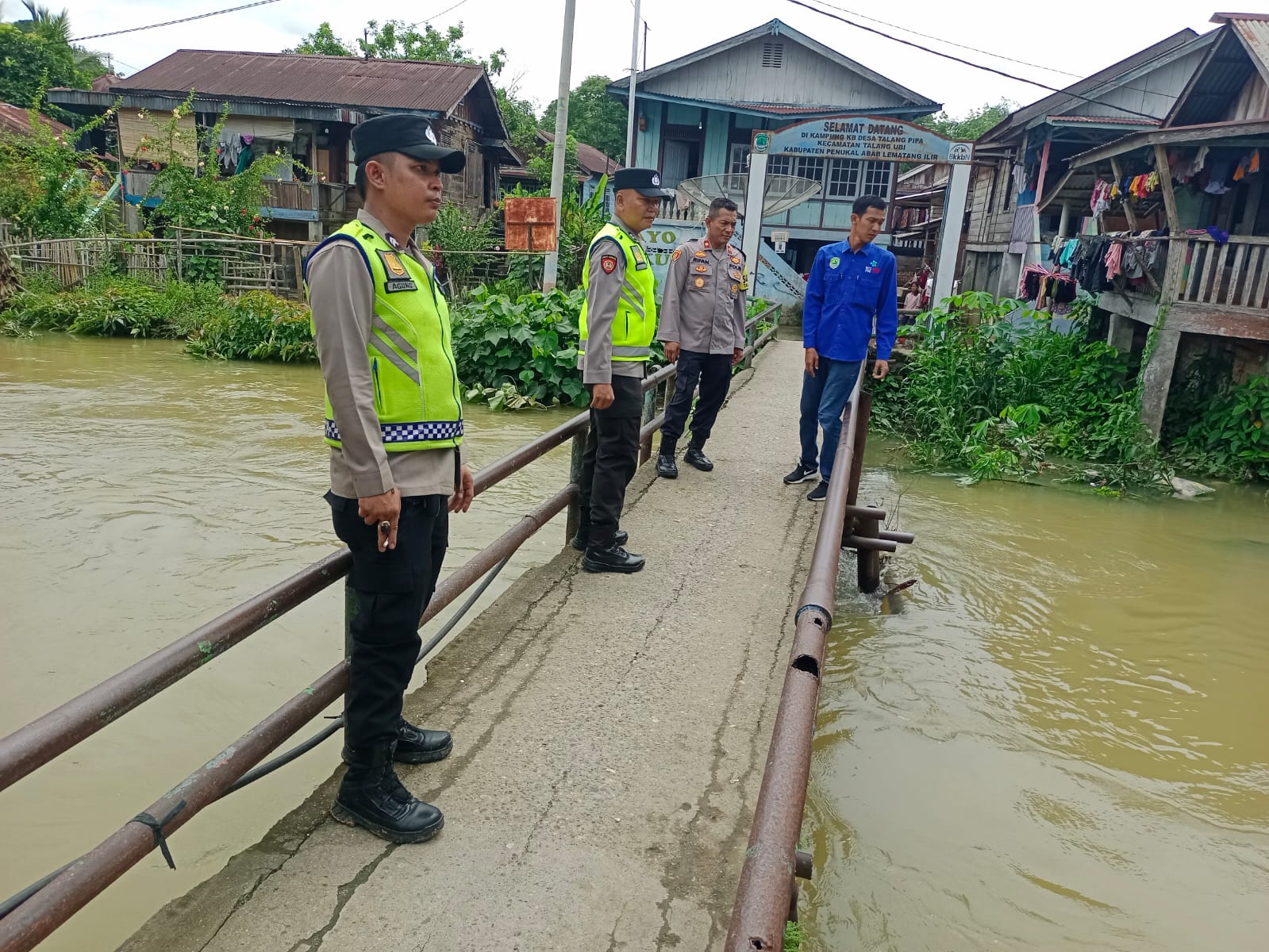 Kapolsek Talang Ubi, Kompol Rifan Wijaya, ST, Bersama Timnya, Melakukan Monitoring dan Pengecekan Tinggi Banjir di Talang Pipa