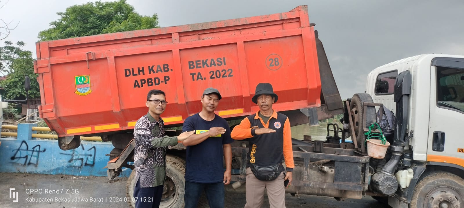 Camat Karangbahagia Inisasi Pengerukan Sampah di Jembatan Kali Ciherang